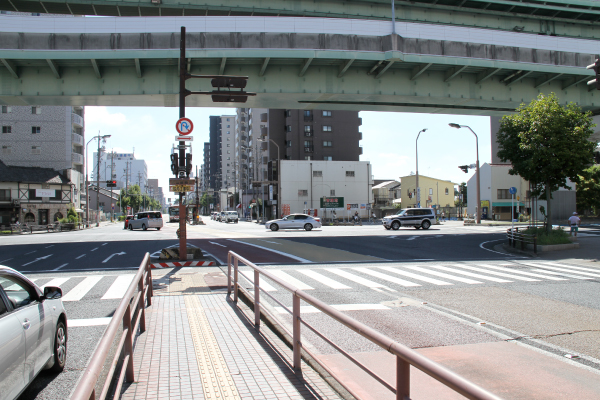 横断歩道を右の方